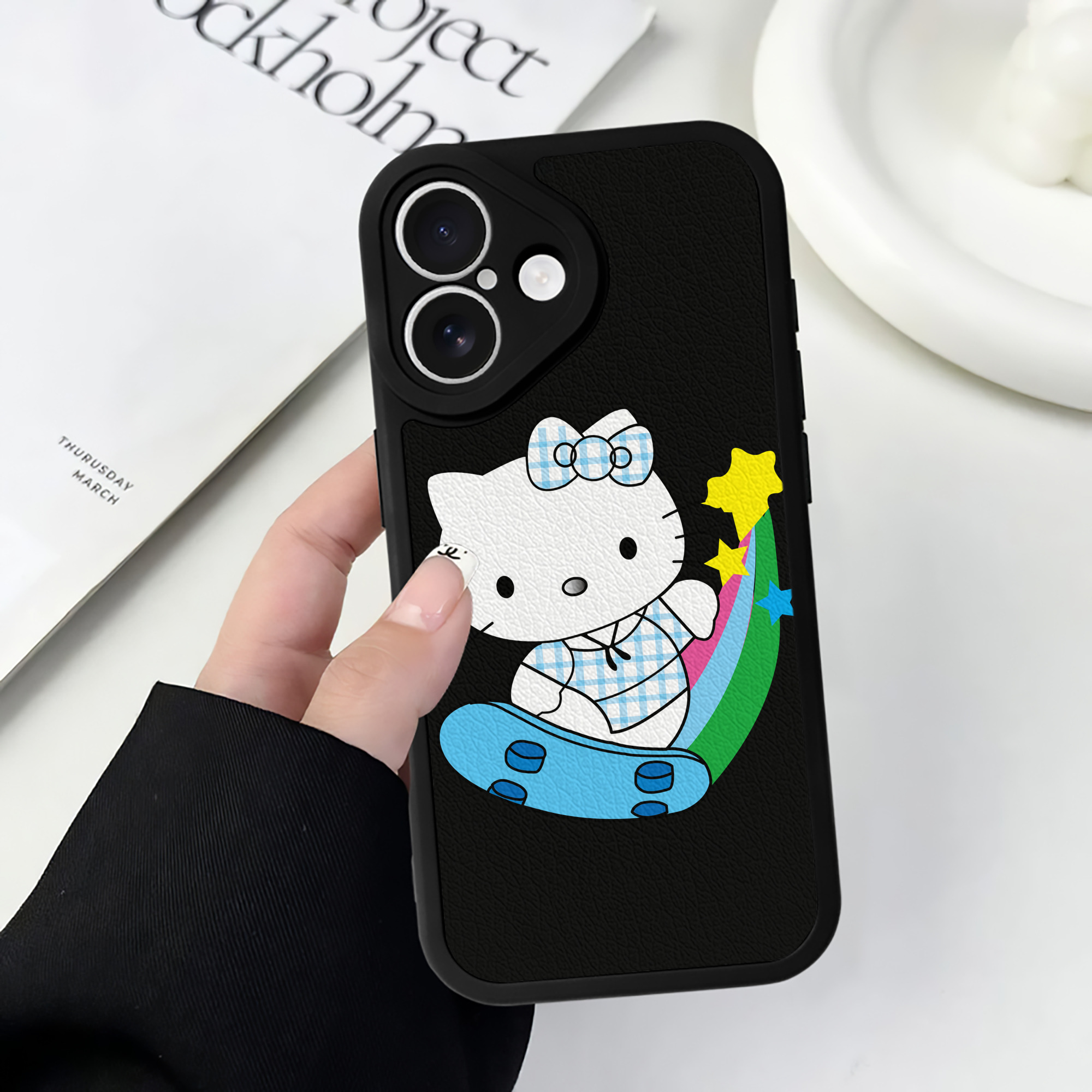 （画像用） Hello Kitty ハローキティ 【iPhone 16シリーズ対応】シリコンスマホケース（レザー調） 材質：シリコン